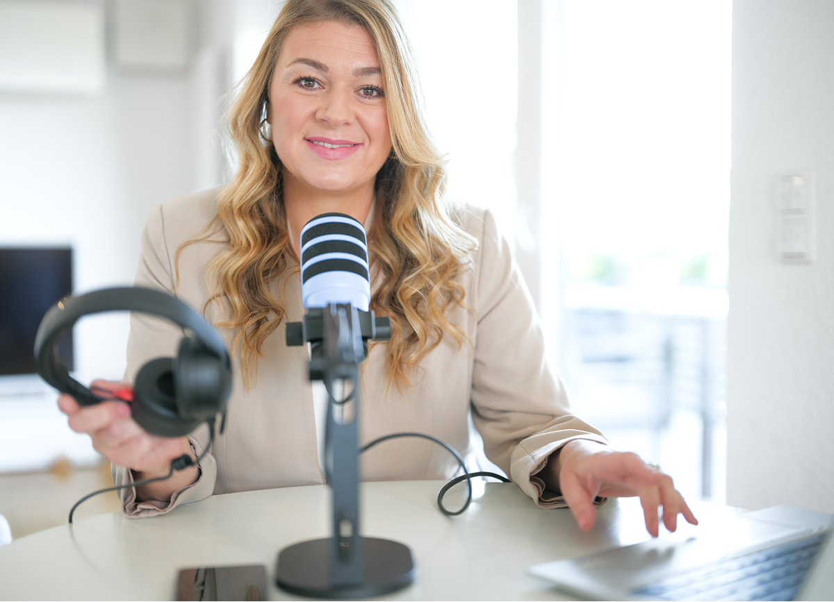 Désirée Stobbe vor dem Mikrofon