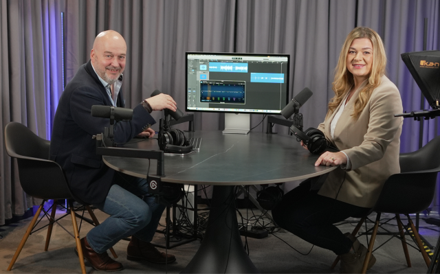 Désirée Stobbe und Frank Ahnefeld im Podcast Studio